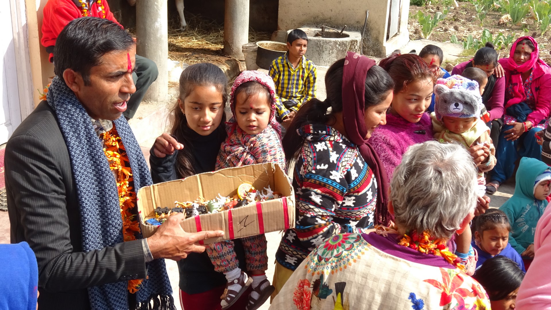 Distribution de petits jouets par Bijuraj